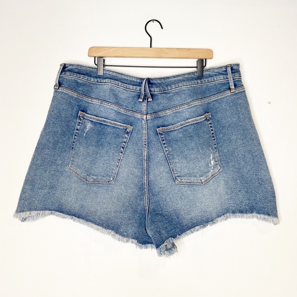 Good American | Bombshell Jean Shorts in Blue 276 - Picture 2 of 7